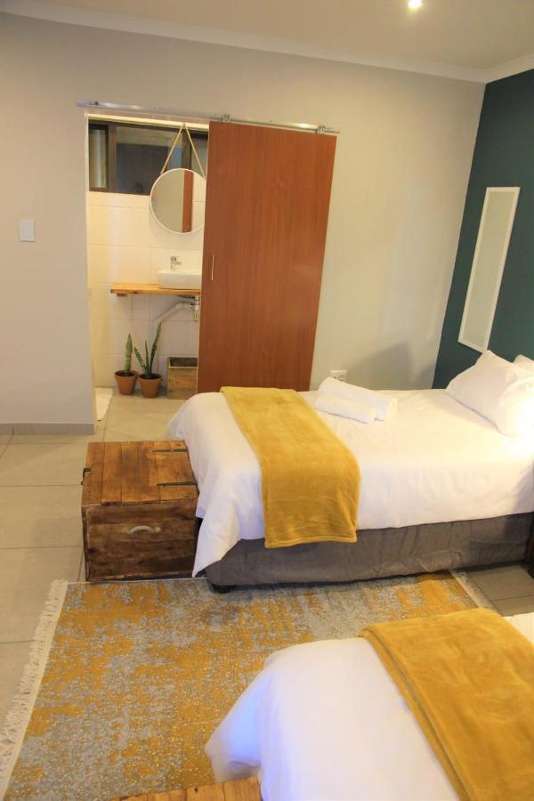 Hotel Nini'S Guest Units Bloemfontein Exterior foto